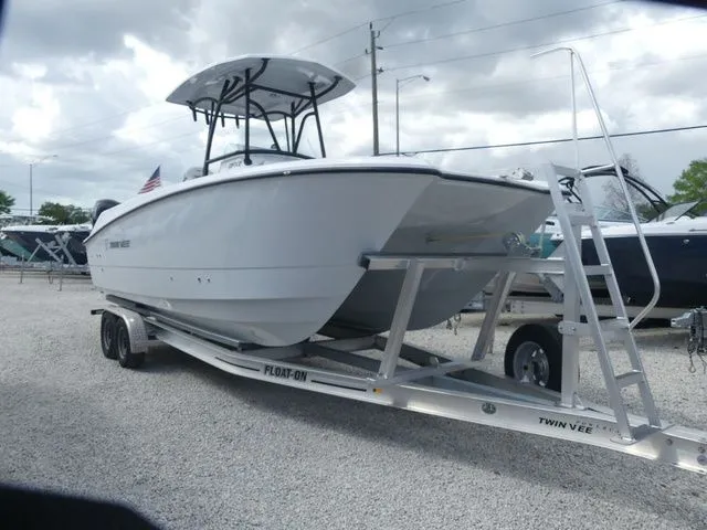 The Image of Twin Vee 240 GFX2 2026 - 1