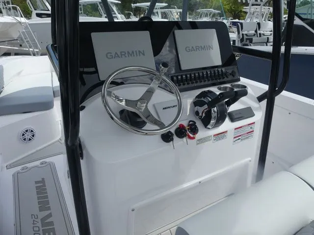 Slide: The Image of Twin Vee 240 GFX2 2026 - 10