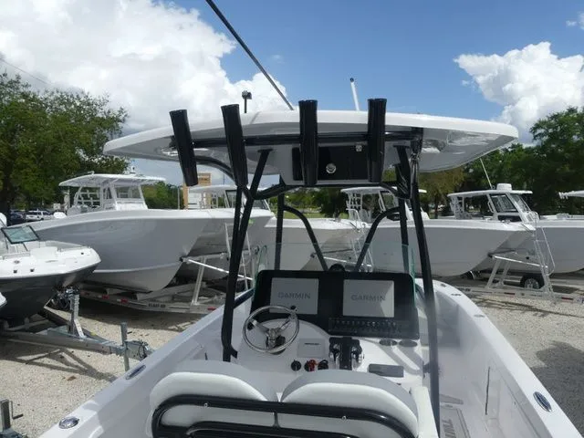 Slide: The Image of Twin Vee 240 GFX2 2026 - 13