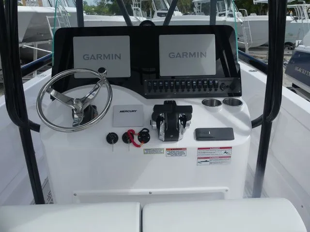 Slide: The Image of Twin Vee 240 GFX2 2026 - 9