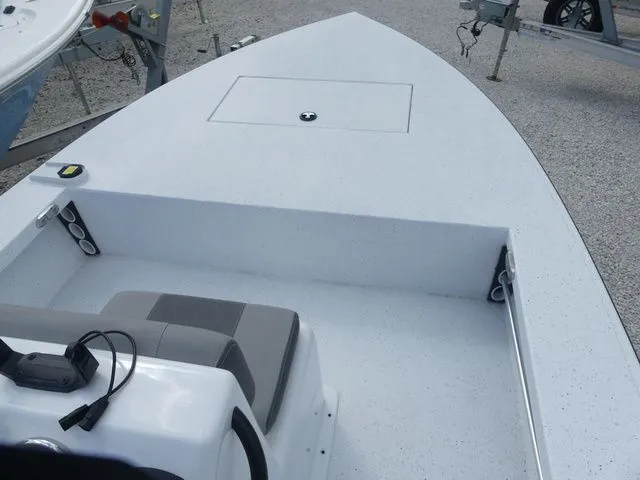 Slide: The Image of Xpress Skiff 185 2026 - 10