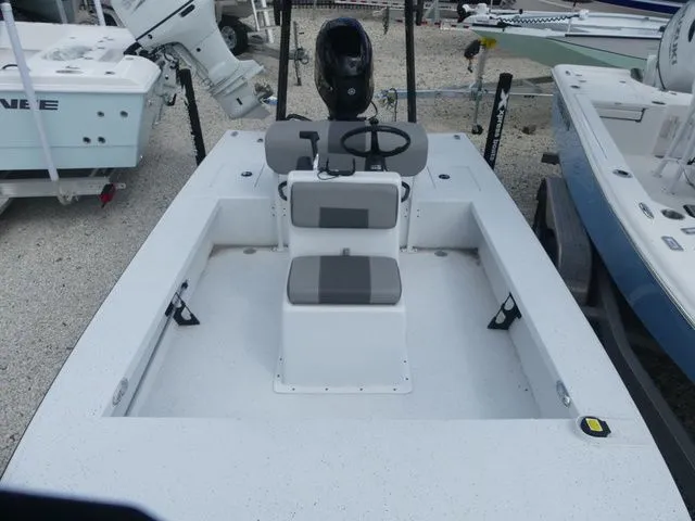 Slide: The Image of Xpress Skiff 185 2026 - 11