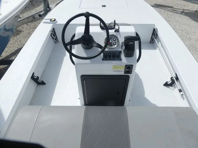 Slide: The Image of Xpress Skiff 185 2026 - 6