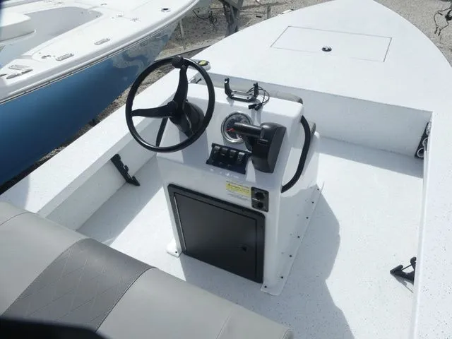 Slide: The Image of Xpress Skiff 185 2026 - 7