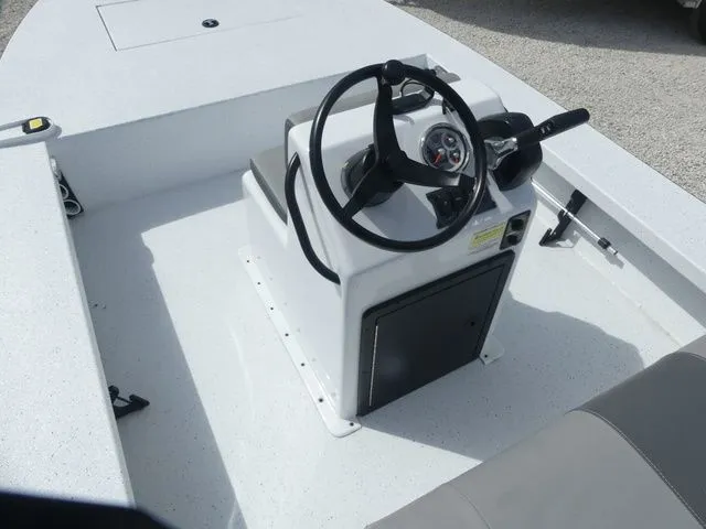 Slide: The Image of Xpress Skiff 185 2026 - 8