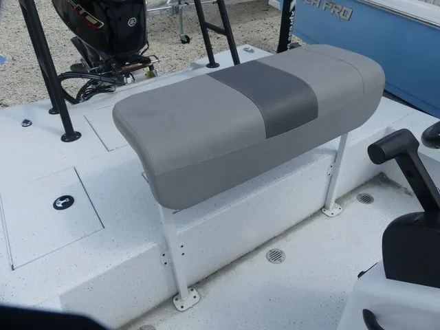 Slide: The Image of Xpress Skiff 185 2026 - 9