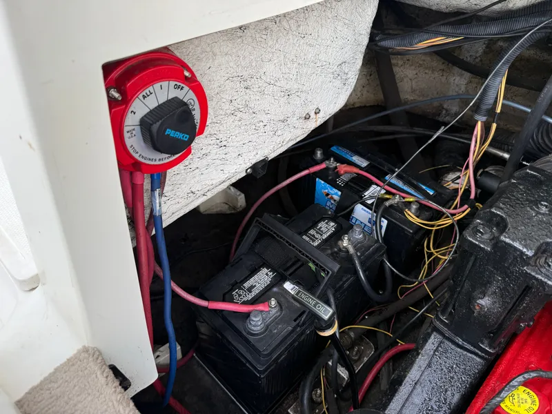 Slide: The Image of Battery and switch setup in a 2007 Caravelle 237 LS Bowrider. - 14