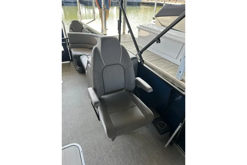 Slide: The Image of Luxurious seating on 2022 Avalon 2485 LSZ QL pontoon boat, docked by the water. - 4
