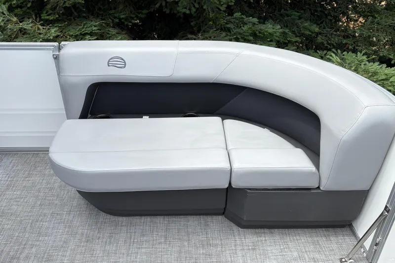 Slide: The Image of Ein elegantes, graues Sitzsofa auf einem Boot, umgeben von grünen Bäumen. - 21
