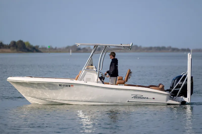 Slide: The Image of 2022 Pioneer 202 Islander boat on calm water, featuring sleek design and modern amenities. - 10