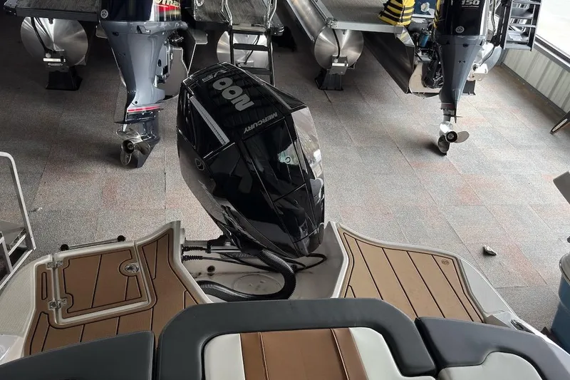 Slide: The Image of 2025 Chaparral 21 SSi OB boat with Mercury outboard engine in showroom. - 18