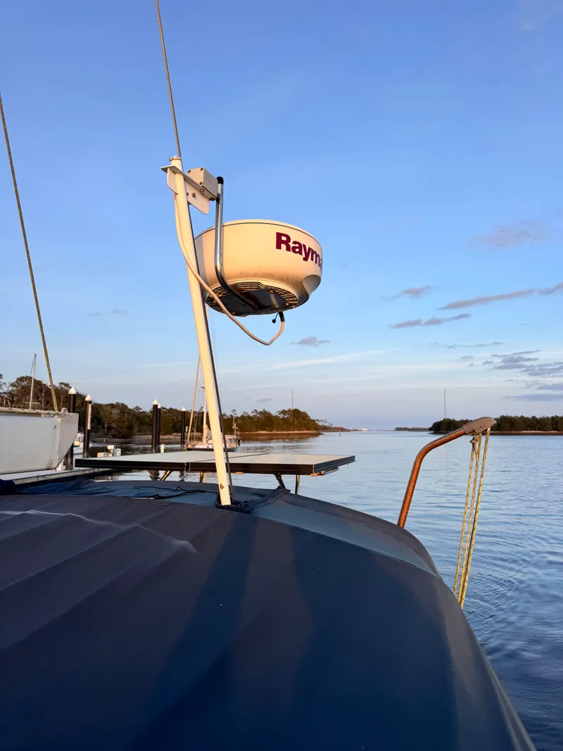 Slide: The Image of Island Packet 380 sailboat with Raymarine radar, 2001 model. - 17