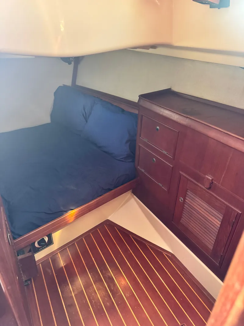 Slide: The Image of Island Packet 380 2001 - 25