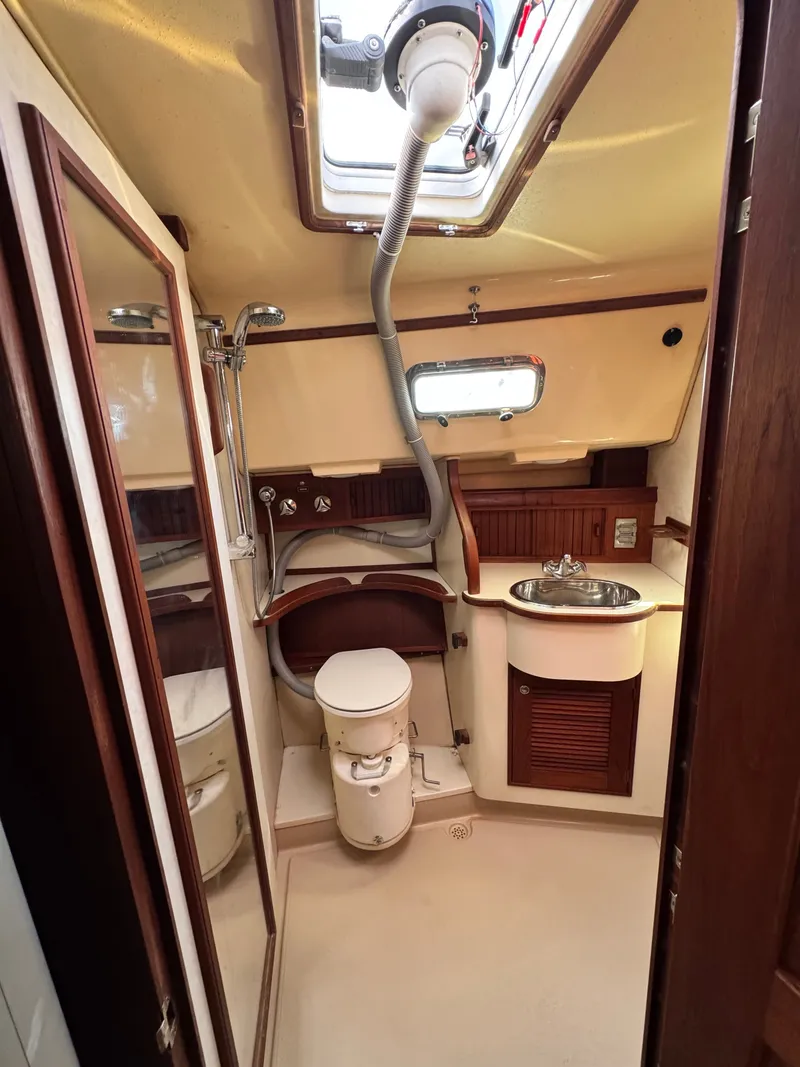 Slide: The Image of Interior view of the head in a 2001 Island Packet 380. - 40