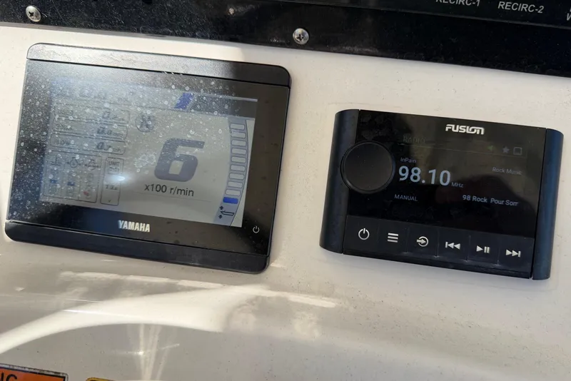 Slide: The Image of Yamaha and Fusion displays on 2022 Pathfinder 2200 TRS boat dashboard. - 36