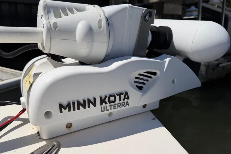 Slide: The Image of Minn Kota Ulterra motor on 2022 Pathfinder 2200 TRS boat, docked by water. - 43