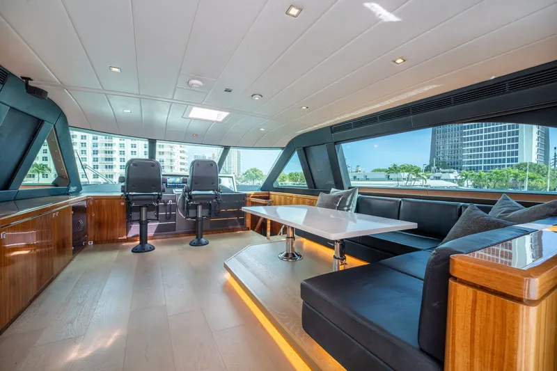 Slide: The Image of Luxurious interior of Horizon E88 yacht, model year 2013. - 19