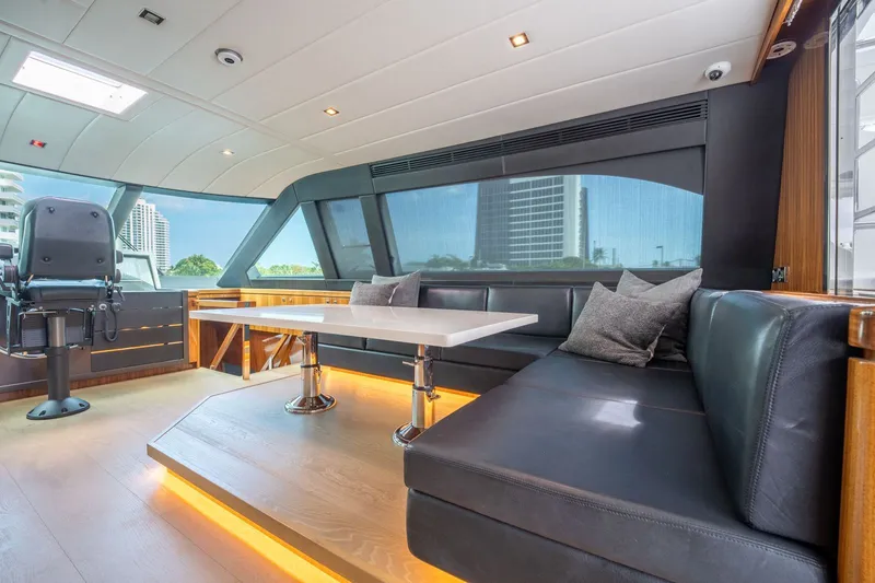 Slide: The Image of Luxurious interior of Horizon E88 yacht, model year 2013. - 21