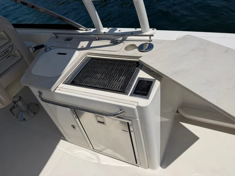 Slide: The Image of 2016 Boston Whaler 270 Vantage with built-in grill and sink. - 18