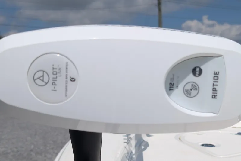 Slide: The Image of Close-up of i-Pilot Riptide system on 2021 Mako 21 LTS boat. - 14