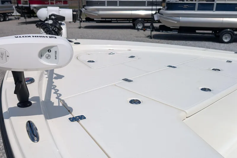 Slide: The Image of 2021 Mako 21 LTS boat deck with Minn Kota Riptide trolling motor. - 9