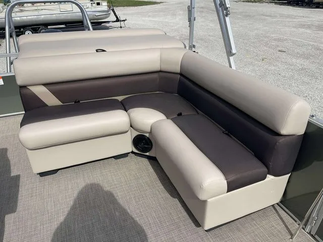 Slide: The Image of Landau Island Breeze 23 powered by a Suzuki 200HP 2026 - 13