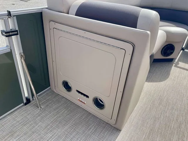 Slide: The Image of Landau Island Breeze 23 powered by a Suzuki 200HP 2026 - 16