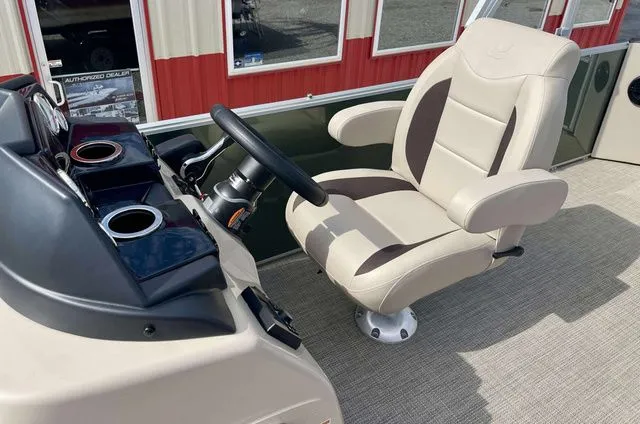 Slide: The Image of Landau Island Breeze 23 powered by a Suzuki 200HP 2026 - 4