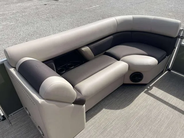 Slide: The Image of Landau Island Breeze 23 powered by a Suzuki 200HP 2026 - 6
