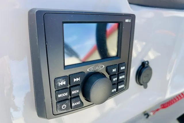 Slide: The Image of Landau Island Breeze 23 Sport Rear powered with a 200HP S 2026 - 11