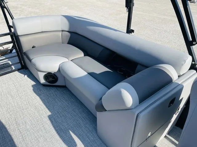 Slide: The Image of Landau Island Breeze 23 Sport Rear powered with a 200HP S 2026 - 14