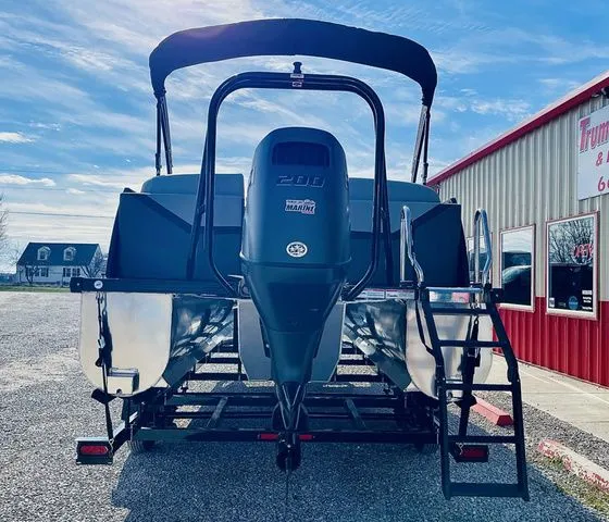 Slide: The Image of Landau Island Breeze 23 Sport Rear powered with a 200HP S 2026 - 18
