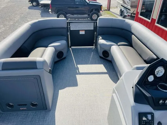 Slide: The Image of Landau Island Breeze 23 Sport Rear powered with a 200HP S 2026 - 6