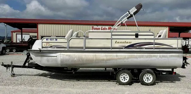 The Image of Landau LX20 powered by a Suzuki 115HP Fourstroke 2001 - 1