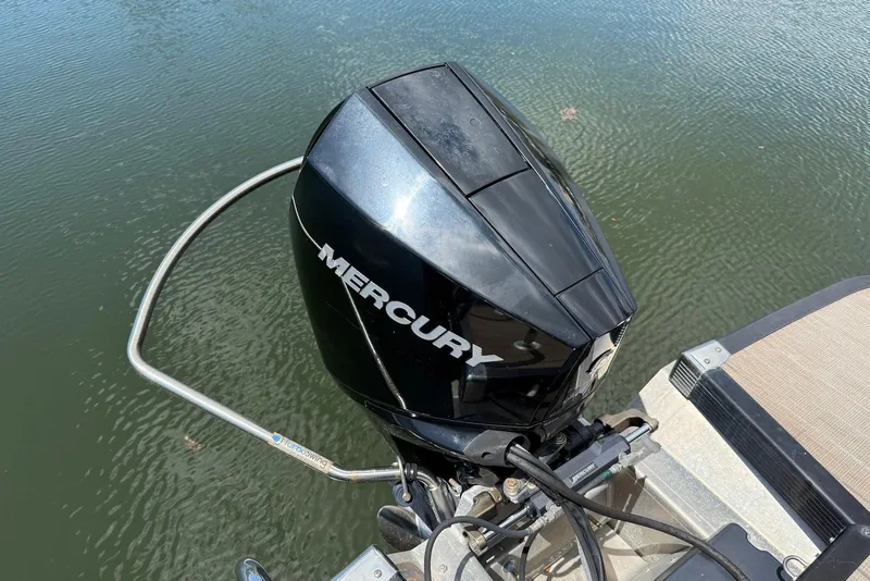 Slide: The Image of Mercury outboard motor on 2019 Bennington R 23 RSFB pontoon boat, docked on water. - 17