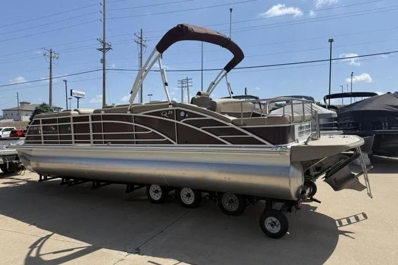 Slide: The Image of 2020 Bennington 25 QSBIO pontoon boat on trailer, parked outdoors. - 5