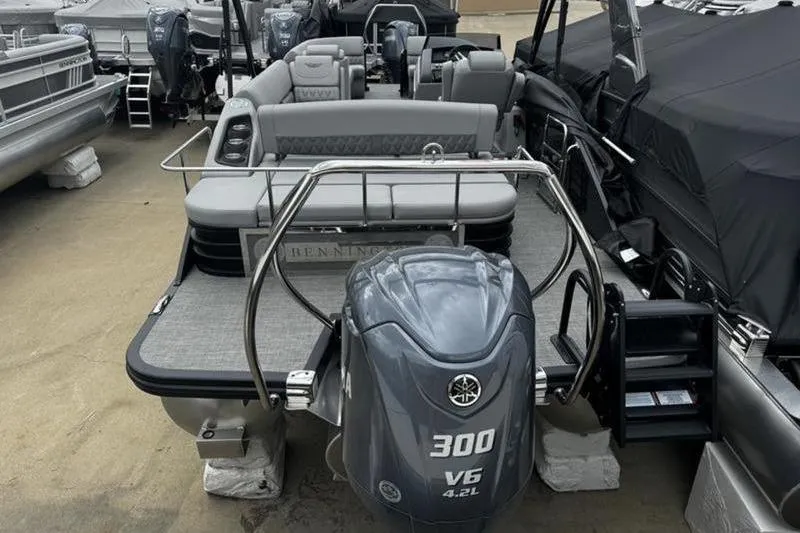 Slide: The Image of 2025 Bennington 26 LXSSB pontoon boat with Yamaha 300 V6 engine, rear view. - 14
