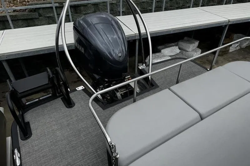 Slide: The Image of 2025 Bennington 26 LXSSB pontoon boat with Yamaha outboard motor at dock. - 15