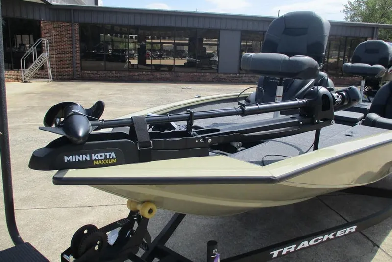 Slide: The Image of 2026 Tracker Pro Team 175 boat with Minn Kota Maxxum trolling motor. - 8