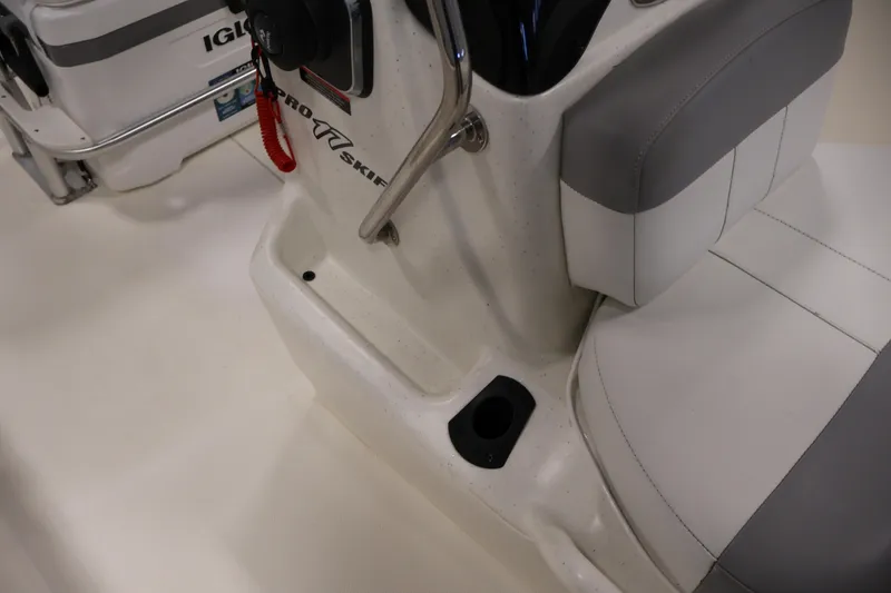 Slide: The Image of 2022 Mako Pro Skiff 17 CC boat interior with seating and console details. - 16