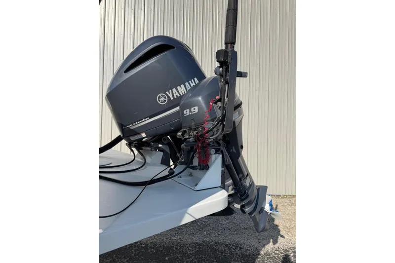 Slide: The Image of Yamaha 9.9 horsepower outboard motor on 2015 Parker 2520XLD boat. - 31