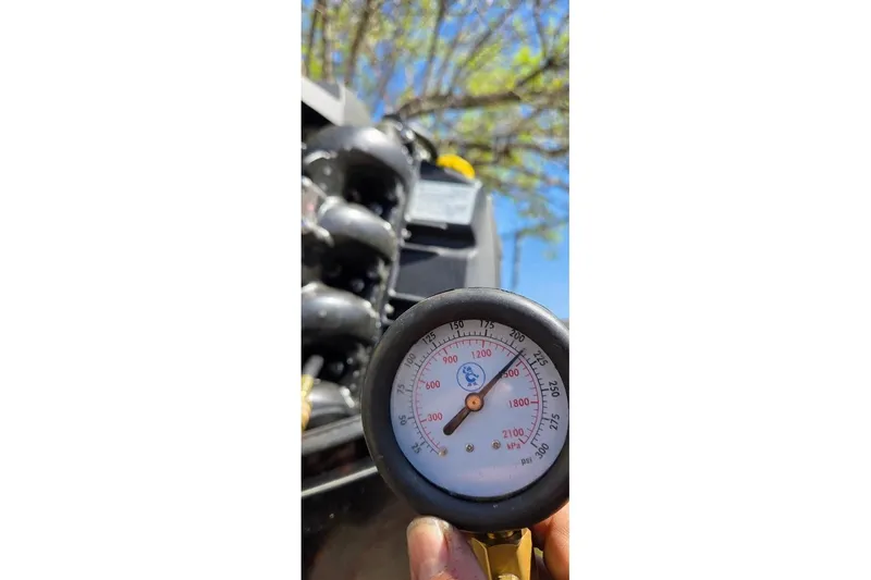 Slide: The Image of Pressure gauge reading on Sylvan Mirage Fish 820 CNF, 2021 model, with engine in background. - 18