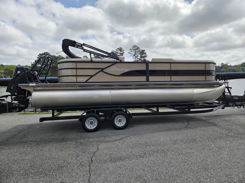 Slide: The Image of Bentley Pontoons Legacy 220 Navigator 2026 - 8