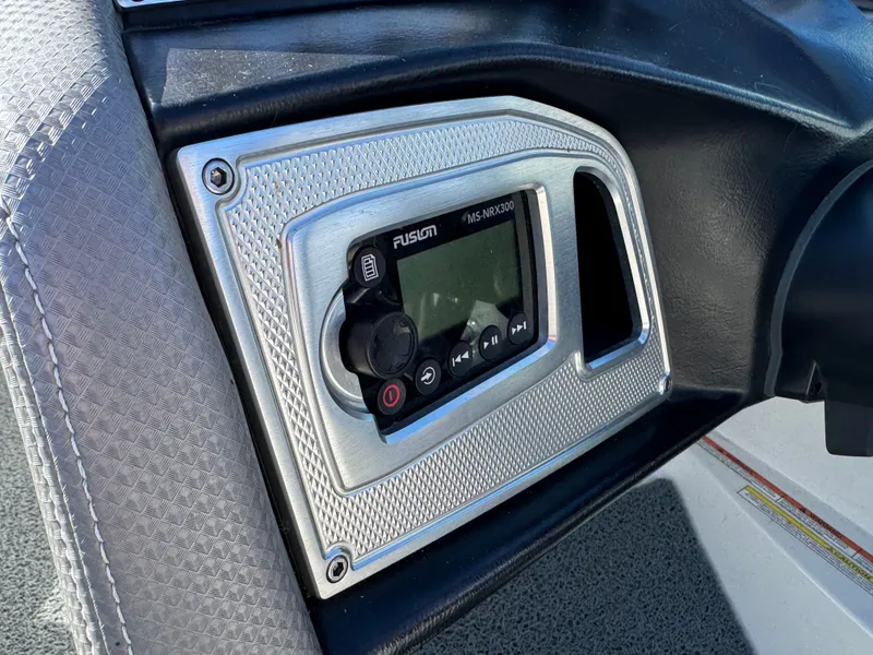 Slide: The Image of Fusion MS-NRX300 control on 2016 MasterCraft X30 boat. - 32