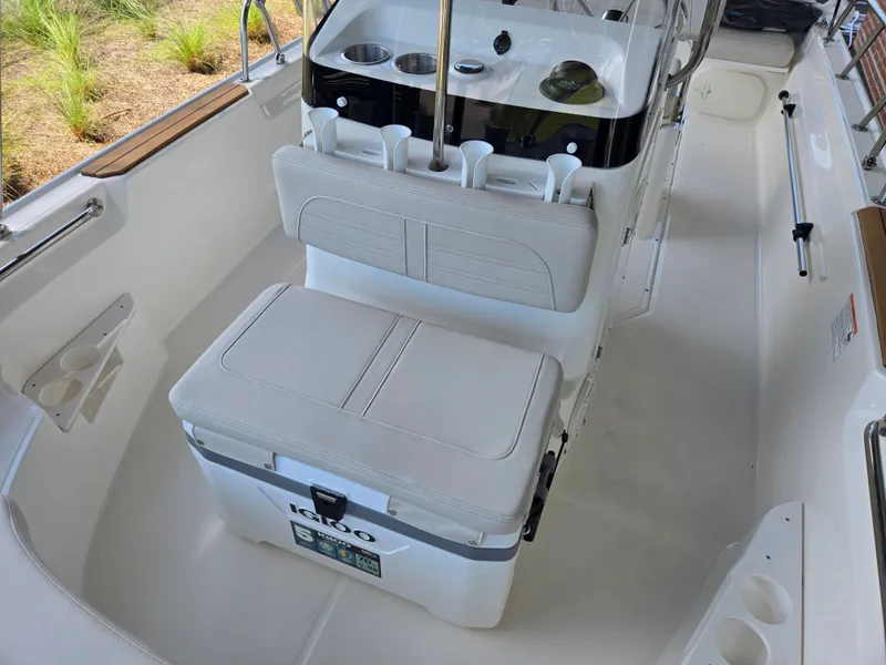 Slide: The Image of Boston Whaler 170 Montauk 2026 - 6