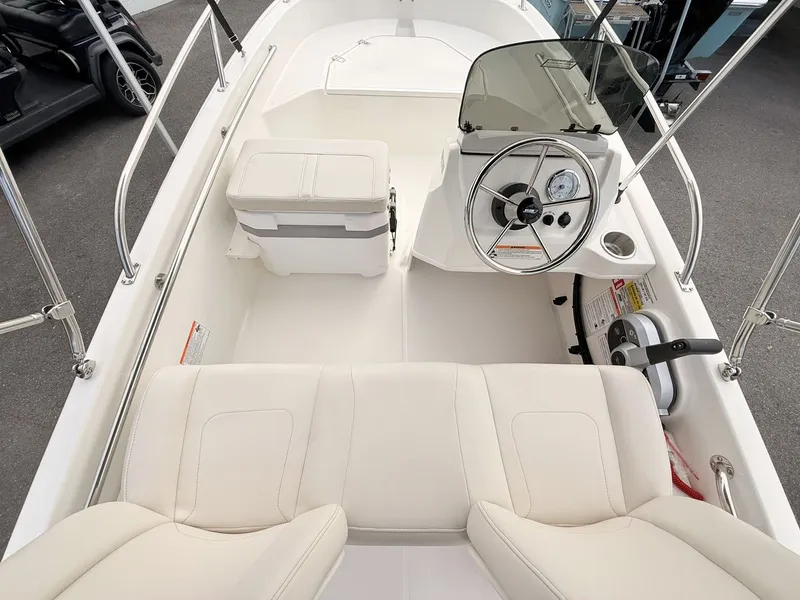 Slide: The Image of Boston Whaler 130 Super Sport 2027 - 17