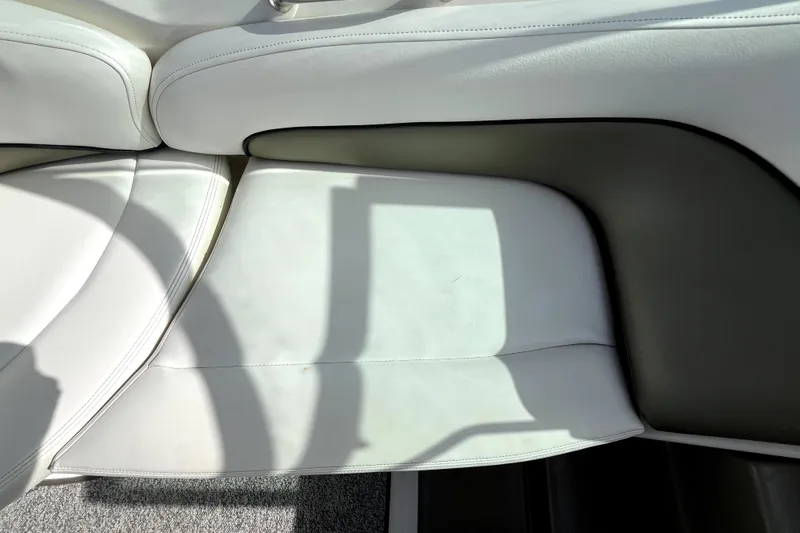 Slide: The Image of White leather seating on a 2007 Sea Ray Sundancer 260 boat. - 33