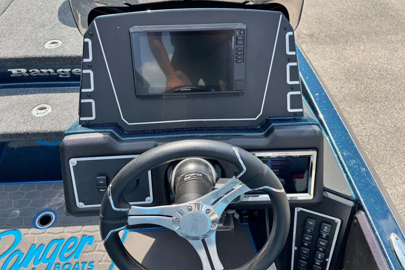 Slide: The Image of 2025 Ranger Z519R boat console with Garmin display. - 10