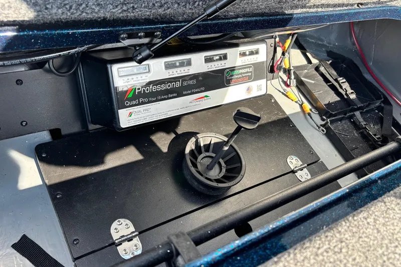 Slide: The Image of Ranger Z519R 2025 boat with Quad Pro charger. - 14