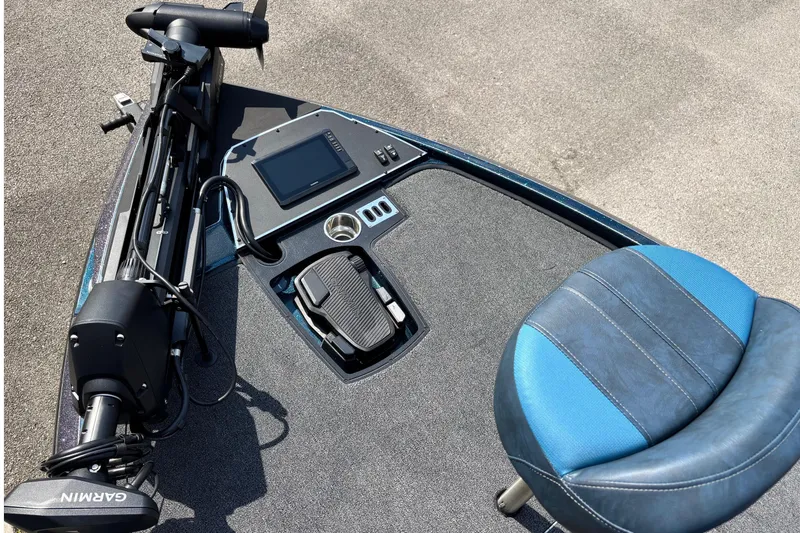 Slide: The Image of Ranger Z519R 2025 boat with control panel and seat. - 5